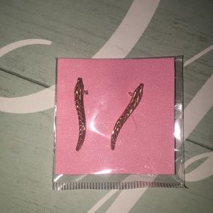 ✨New Item✨ Leaf earrings